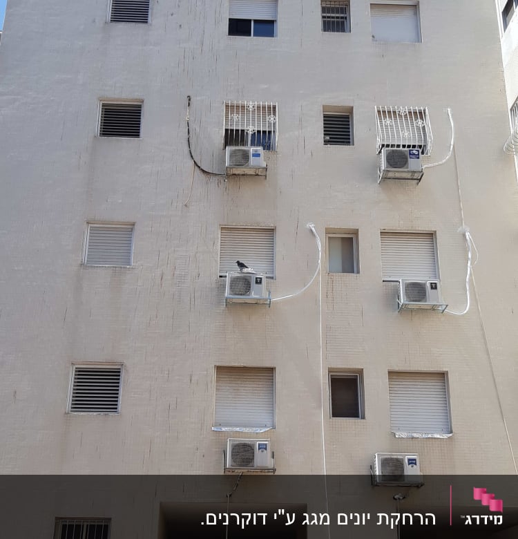 עמדו בגג ולכלכו את המזגנים למטה